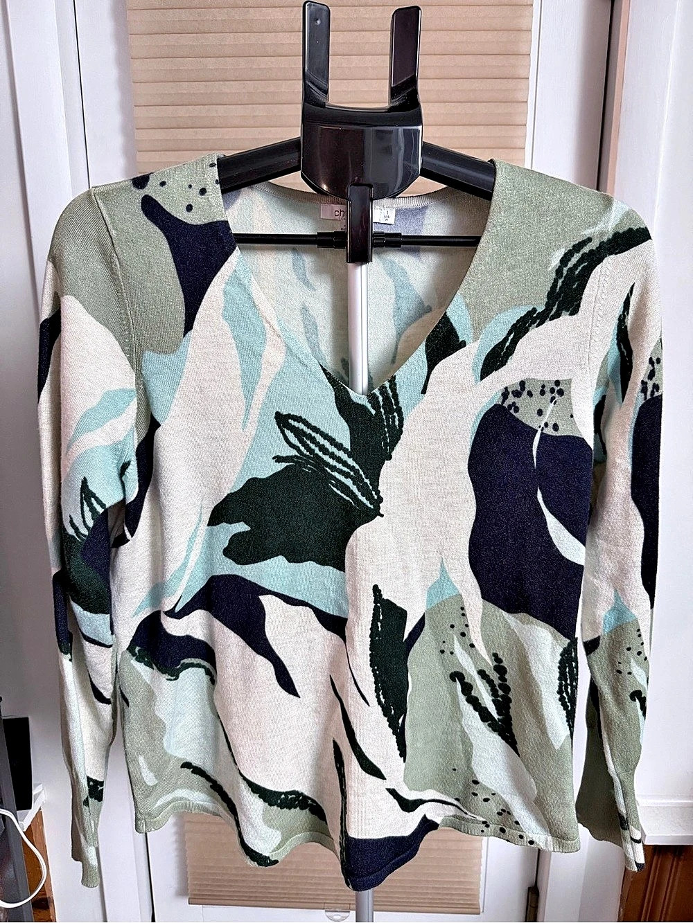 Boho organic abstract modern foliage Chico's Blouse Green cream & Blue M v-neck